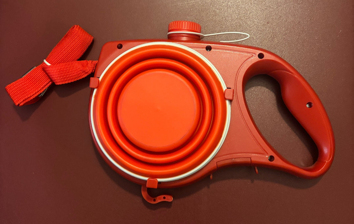 Laisse 5 en 1 pour chiens avec gourde intégrée + bol pliable et distributeur de sacs à déjections