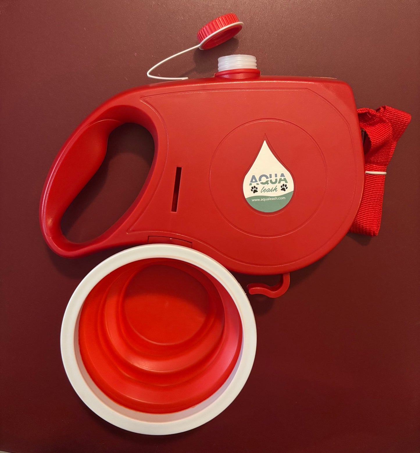 Laisse 5 en 1 pour chiens avec gourde intégrée + bol pliable et distributeur de sacs à déjections